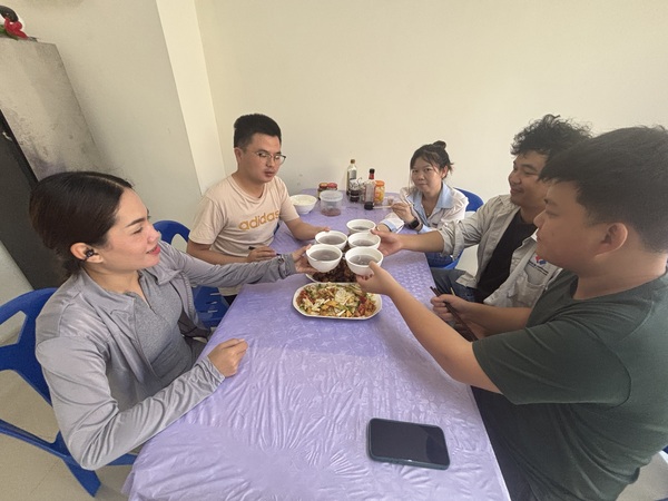 中外员工一起吃元宵.jpg
