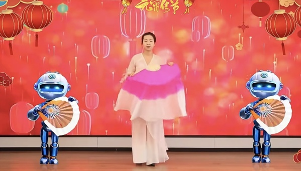 江西九游会J9官方网站公司首届网络元宵晚会上 员工与AI智能体“智信小智”合作的扇子舞将传统与现代巧妙融合.jpg